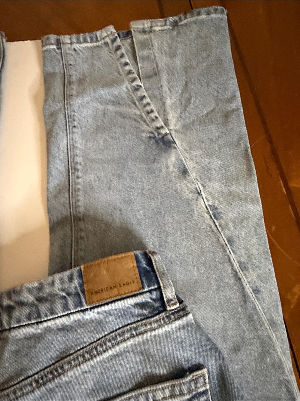 American Eagle Outfitters Light Wash Blue Relaxed Jeans - Picture 9 of 10